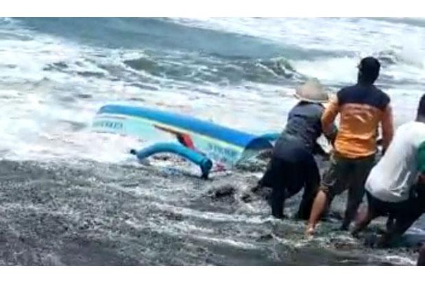 Perahu Diterjang Ombak, Dua Nelayan Selamat Setelah Terjun ke Laut