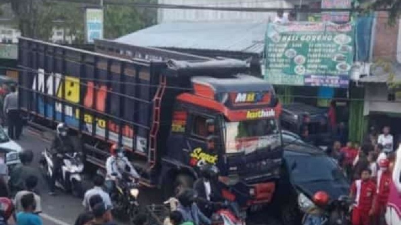 12 Kendaraan Tabrakan Beruntun di Kota Batu, Berawal dari Truk Rem Blong