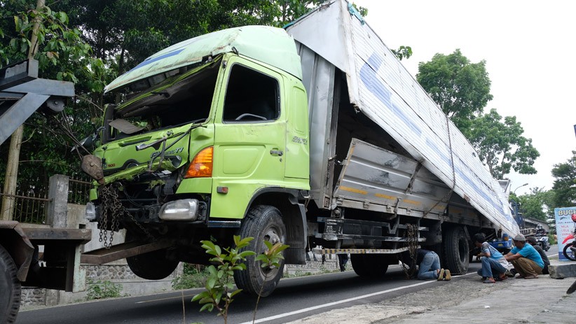 Kecelakaan Truk Bermuatan Susu Kemasan akibat Rem Blong di Wonosobo  - Bagian 1
