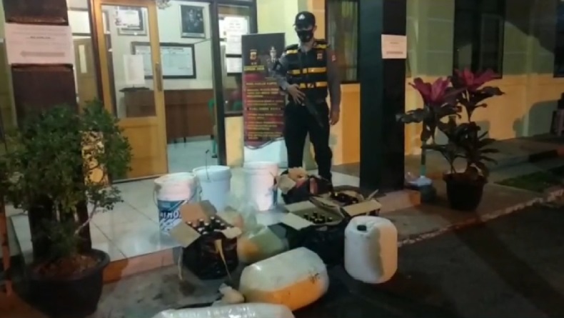 Gerebek Eks Terminal Cilembang Tasikmalaya, Polisi Amankan Ratusan Liter Miras