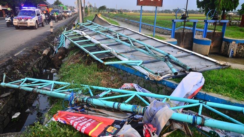 Angin Kencang Terjang Kudus, Puluhan Pohon Tumbang dan Listrik Mati - Bagian 2