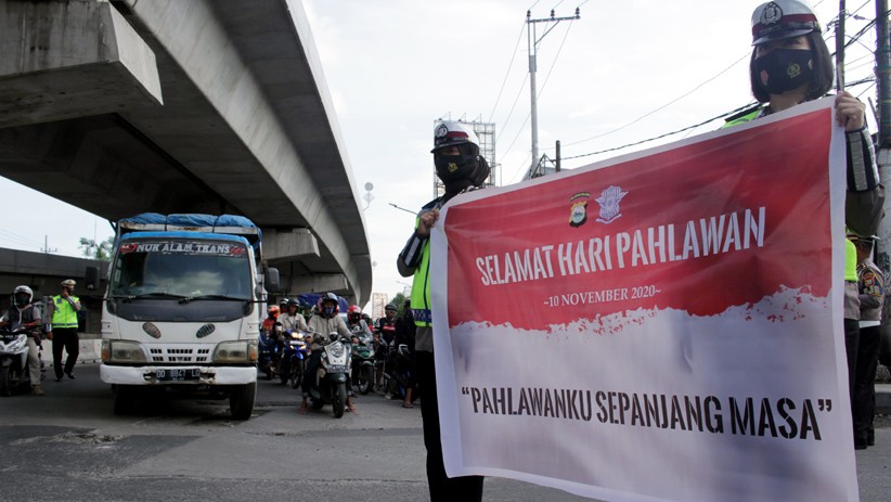 Hari Pahlawan, Pengendara Berhenti untuk Mengheningkan Cipta di Makassar - Bagian 1