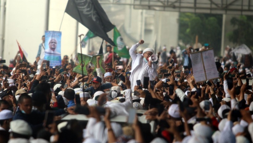 Penampakan Habib Rizieq Tiba di Indonesia Disambut Ribuan Pendukung - Bagian 1