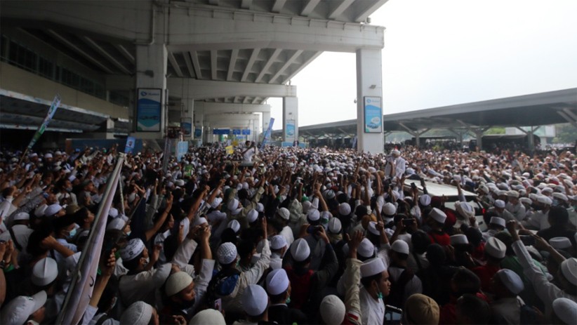Penampakan Habib Rizieq Tiba di Indonesia Disambut Ribuan Pendukung - Bagian 2