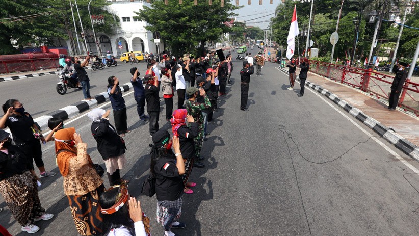 Puluhan Warga Surabaya Gelar Upacara Hari Pahlawan di Jembatan Merah - Bagian 2