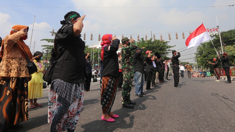 Puluhan Warga Surabaya Gelar Upacara Hari Pahlawan di Jembatan Merah - Bagian 3
