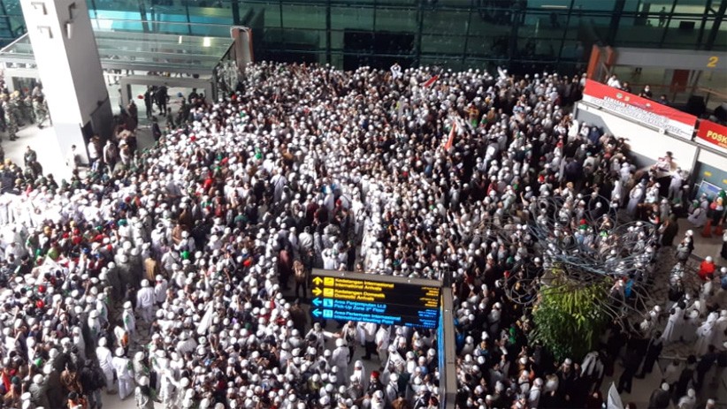 Massa Pendukung Habib Rizieq Baca Selawat Nabi di Bandara Soekarno Hatta - Bagian 1