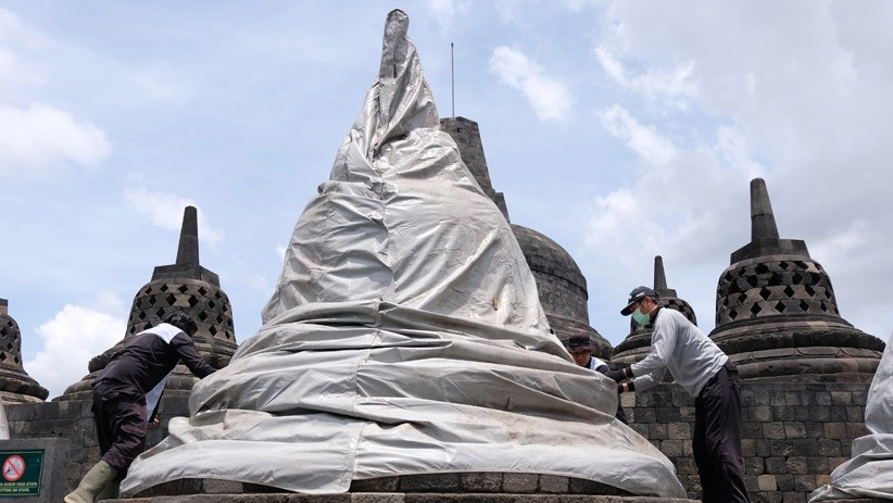 Stupa Candi Borobudur Ditutup, Antisipasi Hujan Abu Vulkanik Gunung Merapi - Bagian 2