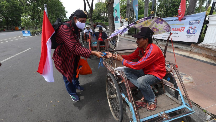 Seniman Ini Jalan Kaki Surabaya-Jakarta Sambil Bagikan Masker dan Vitamin - Bagian 3