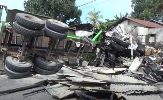 Rem Blong, Truk Tronton Seruduk 5 Motor dan 2 Warung lalu Terbakar di Kupang