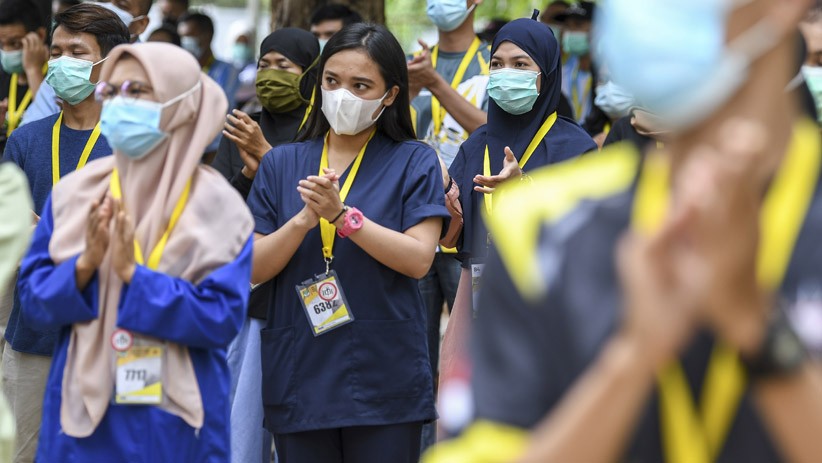 Tim Medis Tepuk Tangan 56 Detik Memperingati Hari Kesehatan Nasional - Bagian 1
