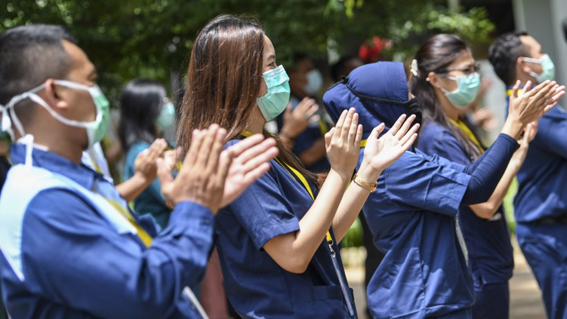 Tim Medis Tepuk Tangan 56 Detik Memperingati Hari Kesehatan Nasional - Bagian 2