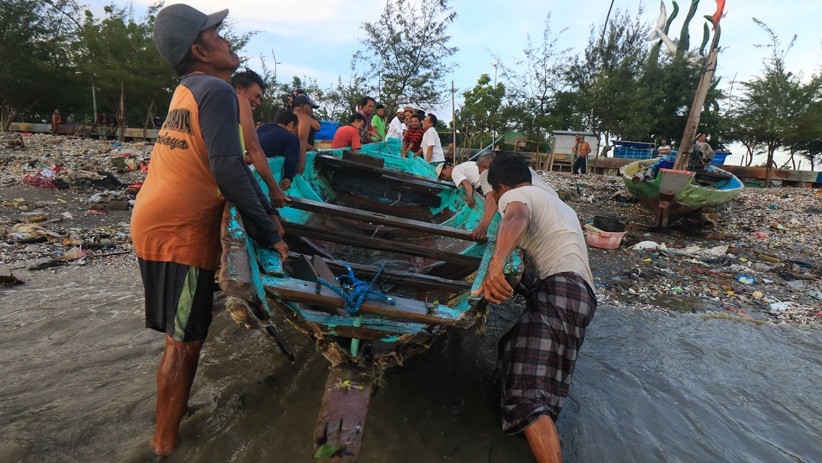 Nelayan Surabaya Evakuasi Perahu yang Dihantam Gelombang Tinggi - Bagian 2