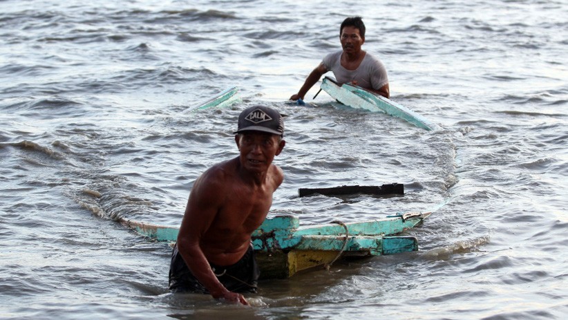Nelayan Surabaya Evakuasi Perahu yang Dihantam Gelombang Tinggi - Bagian 1