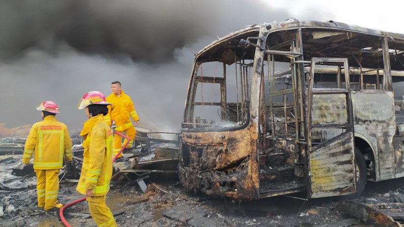 37 Bangkai Bus Transjakarta Ludes Terbakar - Bagian 2