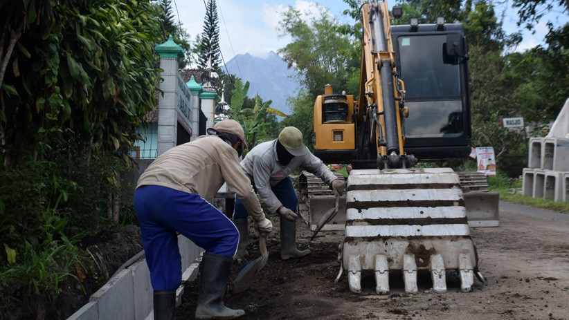 Aktivitas Perbaikan Jaringan Telekomunikasi di Lereng Gunung Merapi - Bagian 1