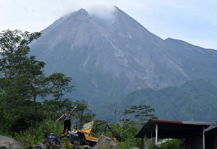 Aktivitas Merapi Meningkat, Bupati Sleman Minta Warga Tidak Panik