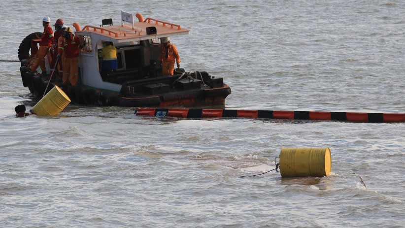 Kapal Kargo Tenggelam, Oil Boom Dipasang untuk Antisipasi Pencemaran Air Laut - Bagian 3