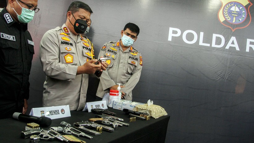Polda Riau Tangkap Bandar Narkoba, 7 Senjata Api dan 3 Kg Sabu Diamankan - Bagian 1