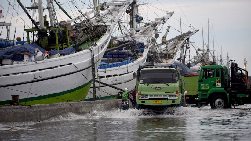 Tanggul Jebol, Pelabuhan Sunda Kelapa Terendam Banjir Rob - Bagian 4
