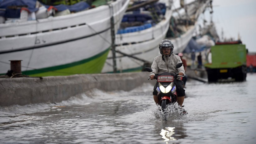 Tanggul Jebol, Pelabuhan Sunda Kelapa Terendam Banjir Rob - Bagian 2