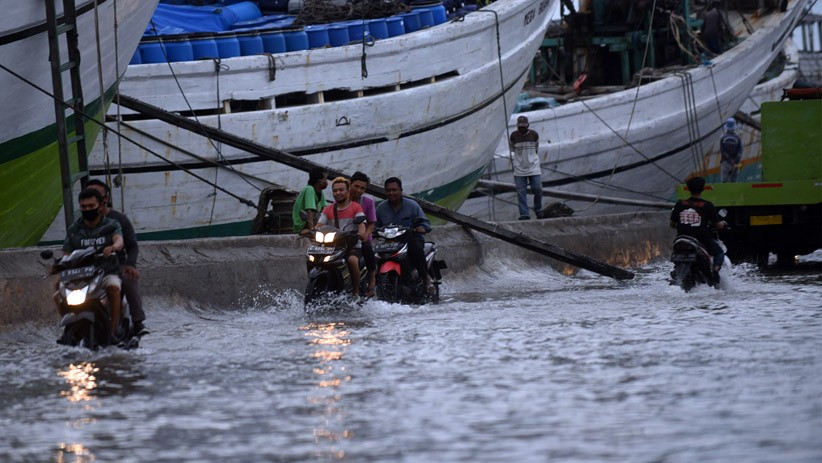 Tanggul Jebol, Pelabuhan Sunda Kelapa Terendam Banjir Rob - Bagian 1