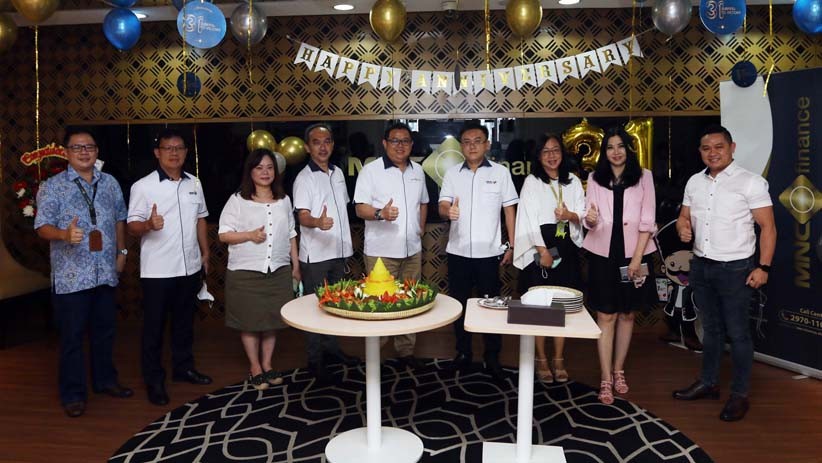 Potong Tumpeng Perayaan HUT ke-31 MNC Finance - Bagian 1