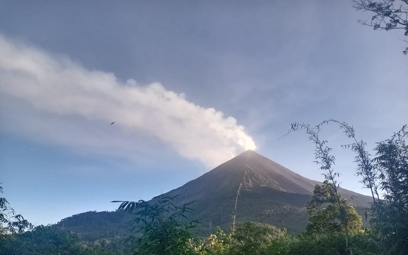 Gunung Karangetang Keluarkan Asap Setinggi 150 Meter