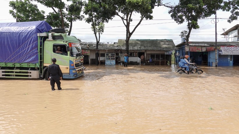 Tanggul Kali Gatel Jebol, Jalur Selatan Jawa Tengah Terendam Banjir - Bagian 3