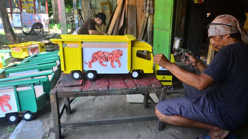 Kerajinan Miniatur Truk Berbahan Kayu, Dijual Rp150.000 - Bagian 1