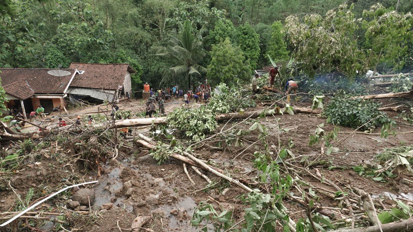 3 Korban Hilang Tertimbun Longsor di Desa Banjarpanepen Banyumas Terus Dicari - Bagian 5