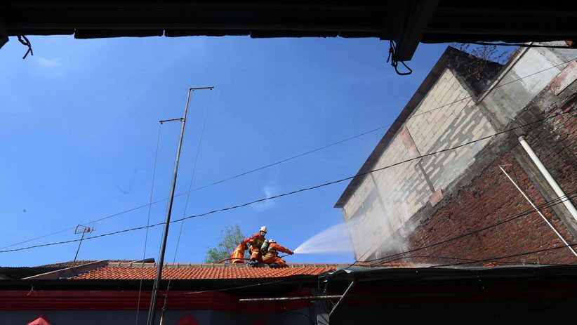 Rumah Kos Terbakar di Perkampungan Padat Penduduk Kota Surabaya - Bagian 3