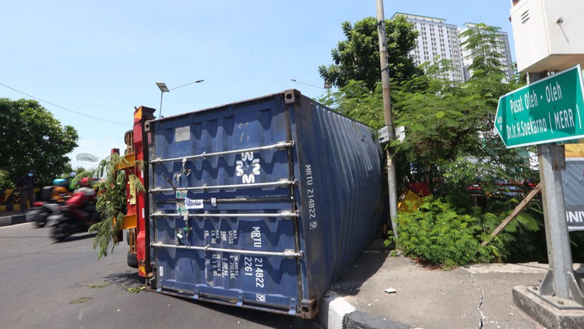 Truk Kontainer Angkut Minyak Goreng Terguling di Jembatan Merr Surabaya - Bagian 2