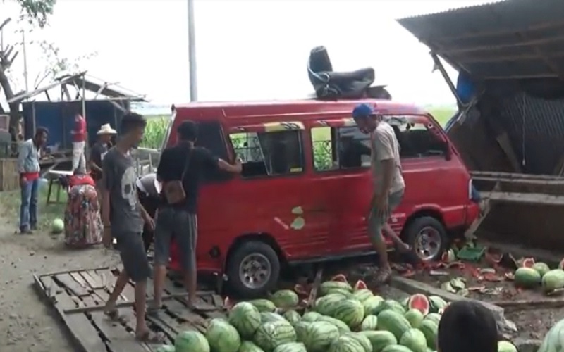 Diduga Rem Blong, Angkot di Polewali Mandar Tabrak Pedagang Semangka