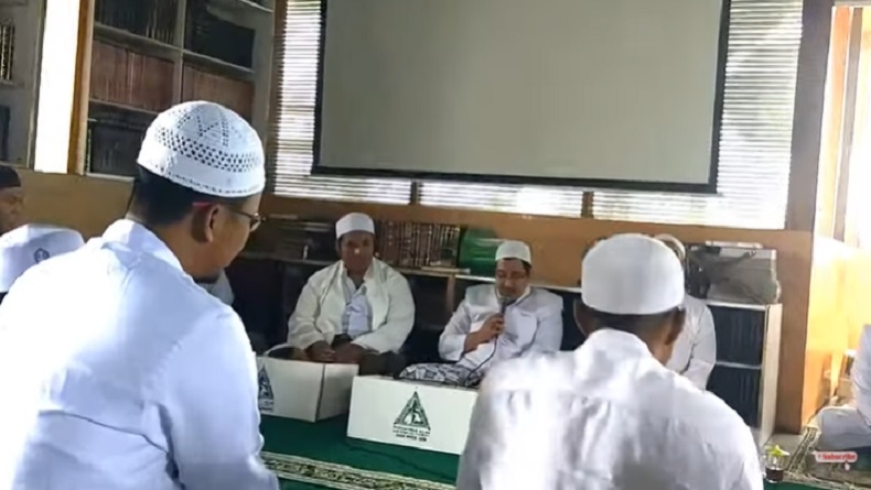 Putra Mbah Moen Temui Habib Rizieq di Markaz Syariah Bogor 