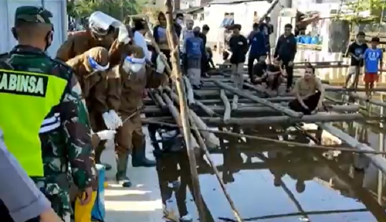 Gempar, Warga Pontianak Temukan Mayat Pria Berambut Mohawk Mengambang di Parit