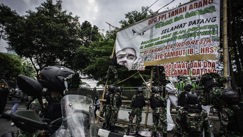Foto-Foto Prajurit TNI Copot Spanduk Habib Rizieq di Jakarta - Bagian 1