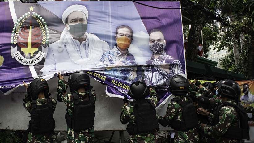 Foto-Foto Prajurit TNI Copot Spanduk Habib Rizieq di Jakarta - Bagian 2