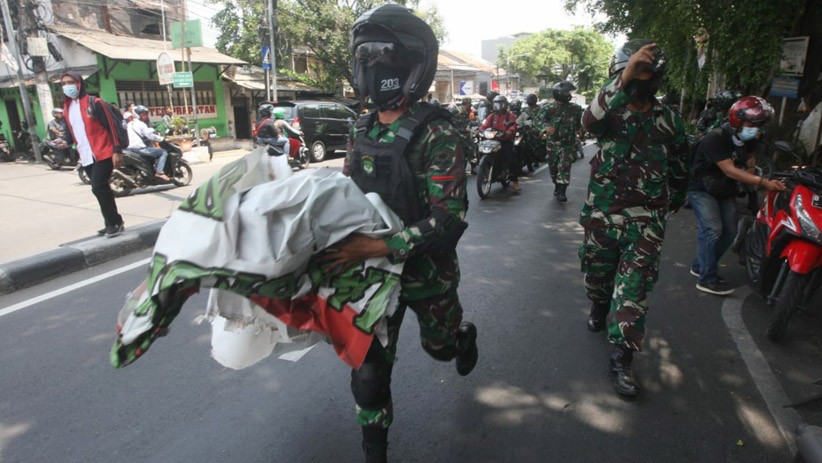 Halangi TNI, Seorang Pria Duduk di Jalan Menolak Pencopotan Spanduk Habib Rizieq - Bagian 2