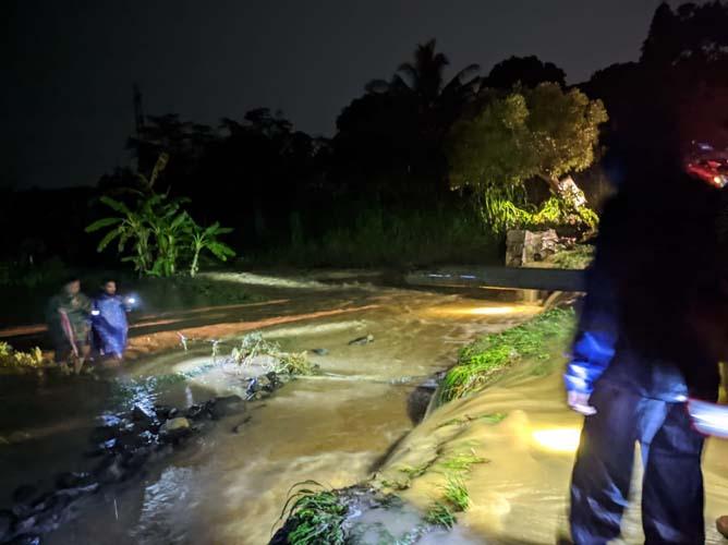 Banjir Bandang Terjang Kendal, Bapak dan Anak Hanyut Terseret Arus Sungai