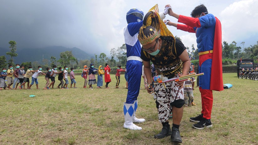 Aksi Superhero Hibur Anak-Anak Pengungsi Gunung Merapi - Bagian 1