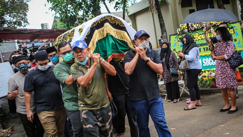Jenazah Ricky Yacobi Disemayamkan di Rumah Duka Pondok Ranji - Bagian 1