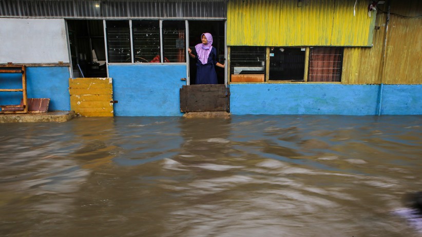 Hujan Deras, Kawasan Jatiuwung Tangerang Banjir 1 Meter - Bagian 2