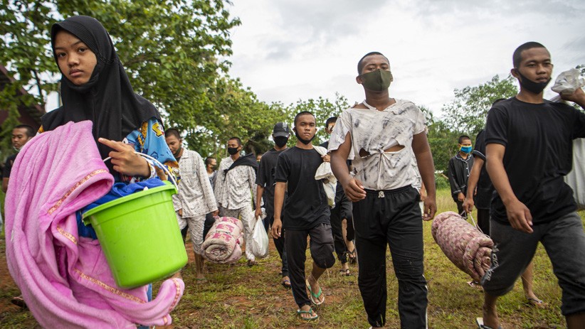 Berada di Tengah Pertempuran, Warga OKU Dievakuasi TNI ke Tempat Aman - Bagian 2