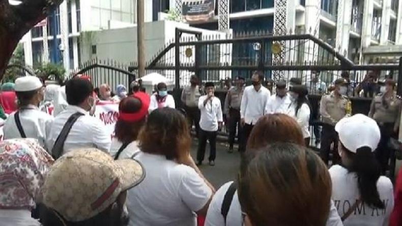 Massa Demo di DPRD Sumut Tolak Kedatangan Habib Rizieq di Medan