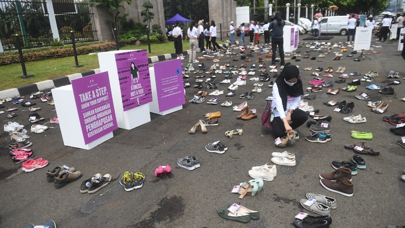 Ratusan Sepatu Disusun Rapi di Gedung DPR, Simbol Dukungan RUU PKS - Bagian 2