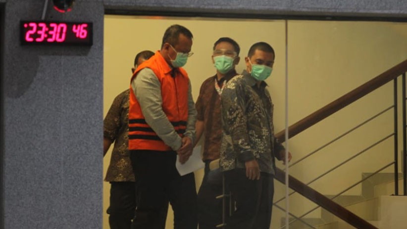 Menteri KKP Edhy Prabowo Diborgol dan Pakai Rompi Tahanan KPK - Bagian 4
