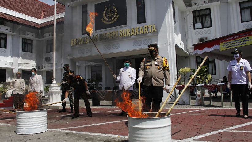 Kejaksaan Negeri Solo Musnahkan Barang Bukti Hasil Kejahatan - Bagian 1