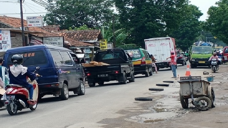 Warga Cihampelas KBB Tambal Jalan Rusak yang Banyak Telan Korban Pengendara Motor