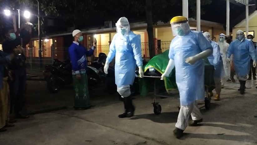 Pemakaman Bupati Situbondo Dadang Wigiarto dengan Protokol Covid-19 - Bagian 2